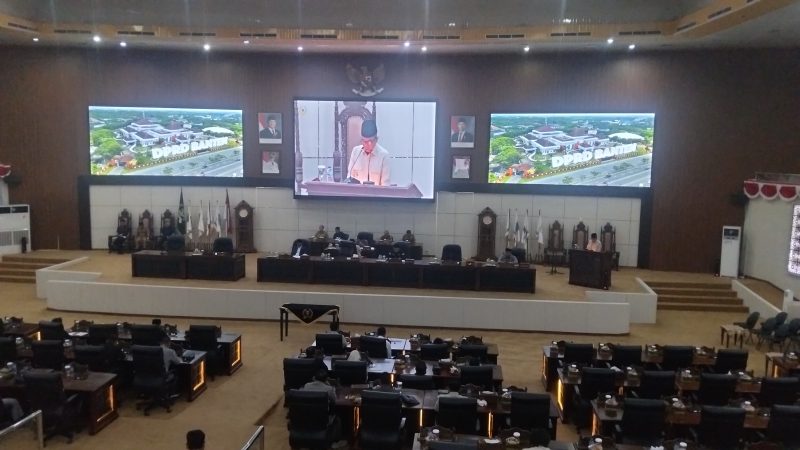 Gubernur Banten, Andra Soni saat menyampaikan draf Raperda di Paripurna DPRD Banten. (Dok)