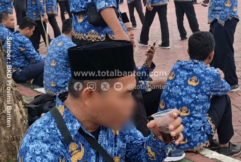 Oknum ASN Banten yang kedapatan ngopi saat Apel Hari Kesaktian Pancasila. (Dok)