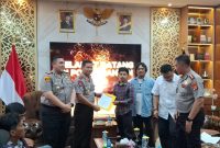 Founder Total Banten, Engkos Kosasih saat menyerahkan draf Pakta Integritas tentang penguatan Kemerdekaan Pers kepada Kapolda Banten, Irjen Pol Hendra Kurniawan. (Dok)