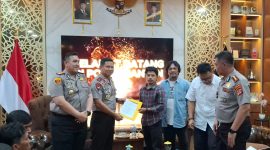 Founder Total Banten, Engkos Kosasih saat menyerahkan draf Pakta Integritas tentang penguatan Kemerdekaan Pers kepada Kapolda Banten, Irjen Pol Hendra Kurniawan. (Dok)