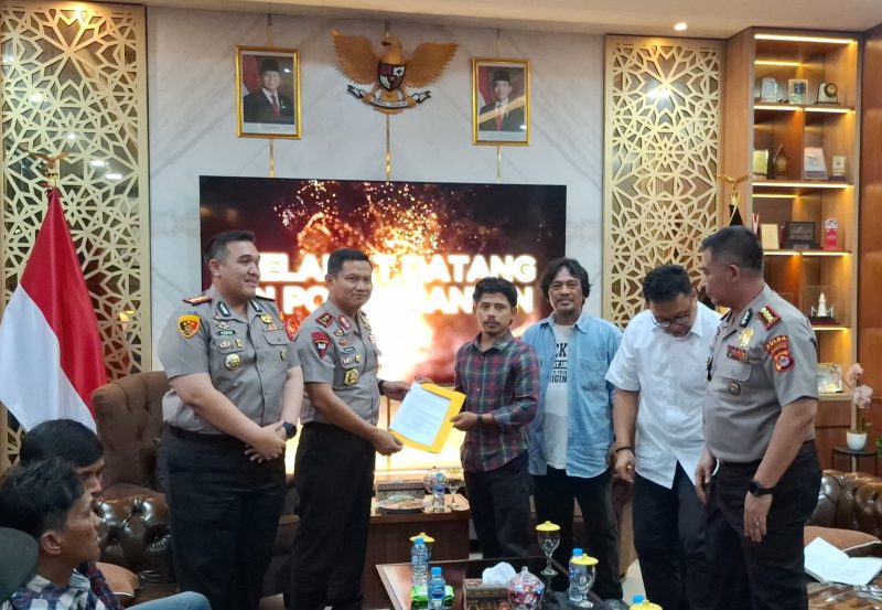 Founder Total Banten, Engkos Kosasih saat menyerahkan draf Pakta Integritas tentang penguatan Kemerdekaan Pers kepada Kapolda Banten, Irjen Pol Hendra Kurniawan. (Dok)