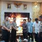 Founder Total Banten, Engkos Kosasih saat menyerahkan draf Pakta Integritas tentang penguatan Kemerdekaan Pers kepada Kapolda Banten, Irjen Pol Hendra Kurniawan. (Dok)
