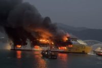KMP Batu Mandi terbakar di alur masuk Pelabuhan Merak, Banten, Selasa (20/10/2026) sore. (Dok/Total Banten)