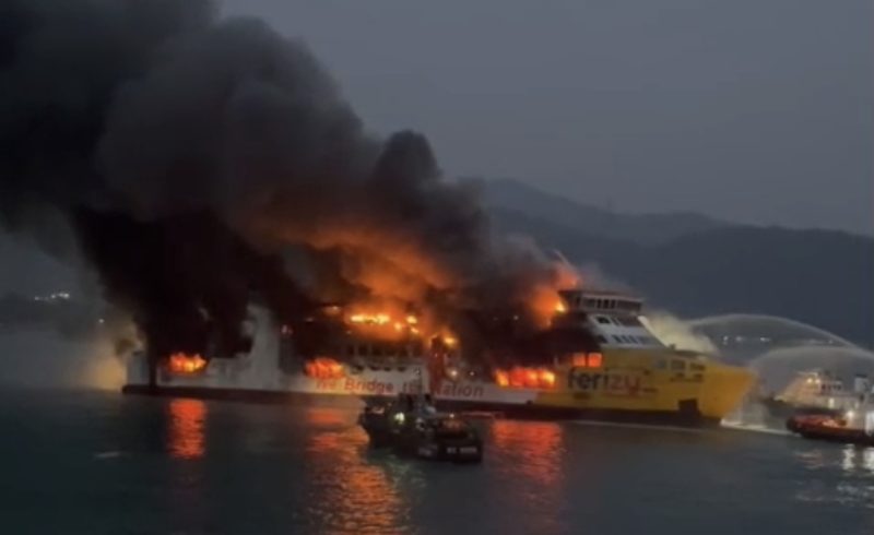 KMP Batu Mandi terbakar di alur masuk Pelabuhan Merak, Banten, Selasa (20/10/2026) sore. (Dok/Total Banten)